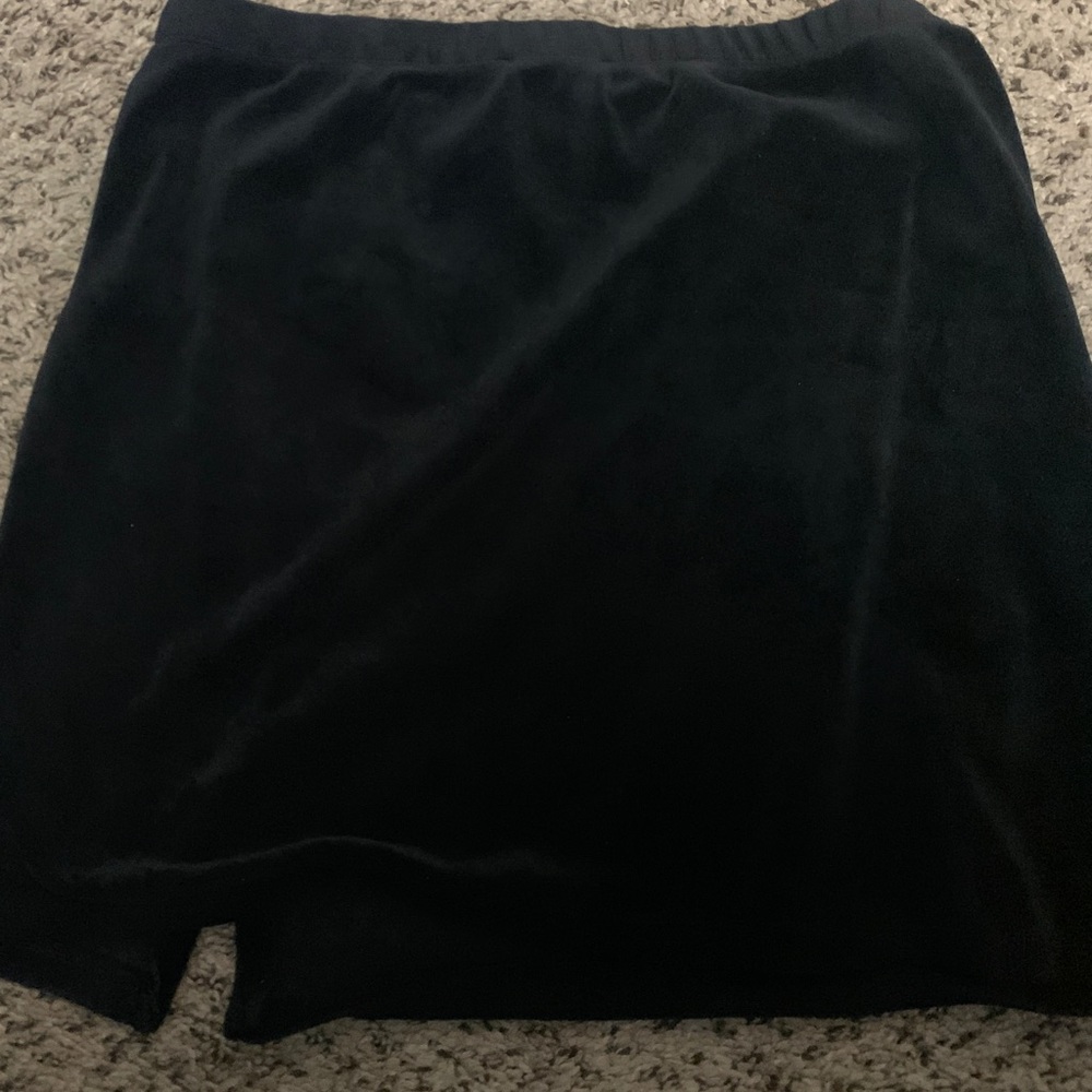 Black velvet mini-skirt | Size: L